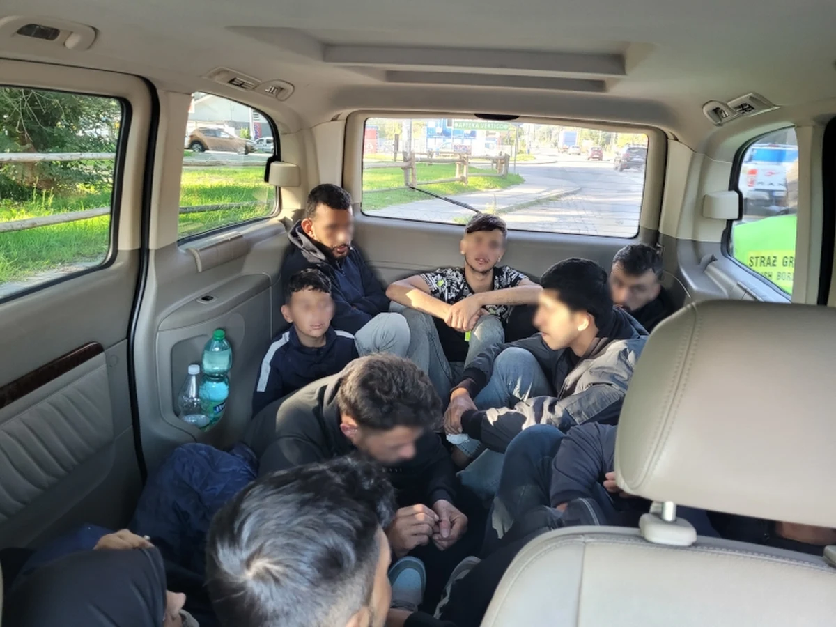 Ukraińca, podejrzanego o organizowanie przemytu imigrantów ze Słowacji do Polski zatrzymali funkcjonariusze Straży Granicznej z Bielska-Białej. Kilka dni wcześniej wpadli mężczyźni, którzy busem po raz drugi próbowali przewieźć tę samą grupę 12 młodych Syryjczyków.   