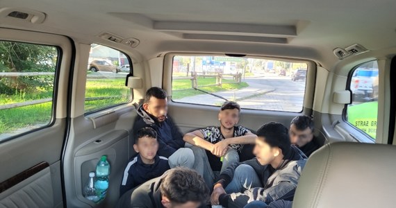 Ukraińca, podejrzanego o organizowanie przemytu imigrantów ze Słowacji do Polski zatrzymali funkcjonariusze Straży Granicznej z Bielska-Białej. Kilka dni wcześniej wpadli mężczyźni, którzy busem po raz drugi próbowali przewieźć tę samą grupę 12 młodych Syryjczyków.   