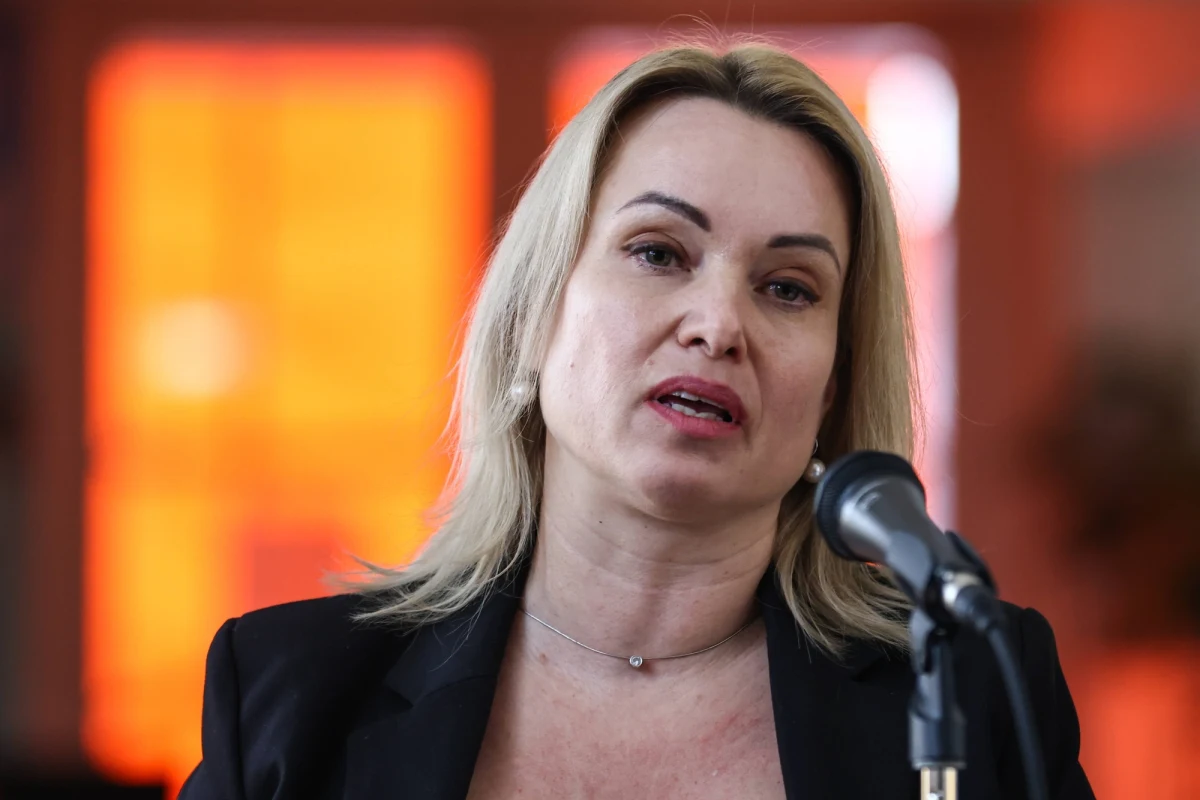 ​Rosyjska dziennikarka Marina Owsiannikowa, która zasłynęła antywojennym protestem na antenie państwowej telewizji, została w środę zaocznie skazana przez sąd w Moskwie na 8,5 roku pozbawienia wolności za rzekome rozpowszechnianie "fałszywych doniesień na temat armii" - powiadomił opozycyjny rosyjski portal Mediazona.