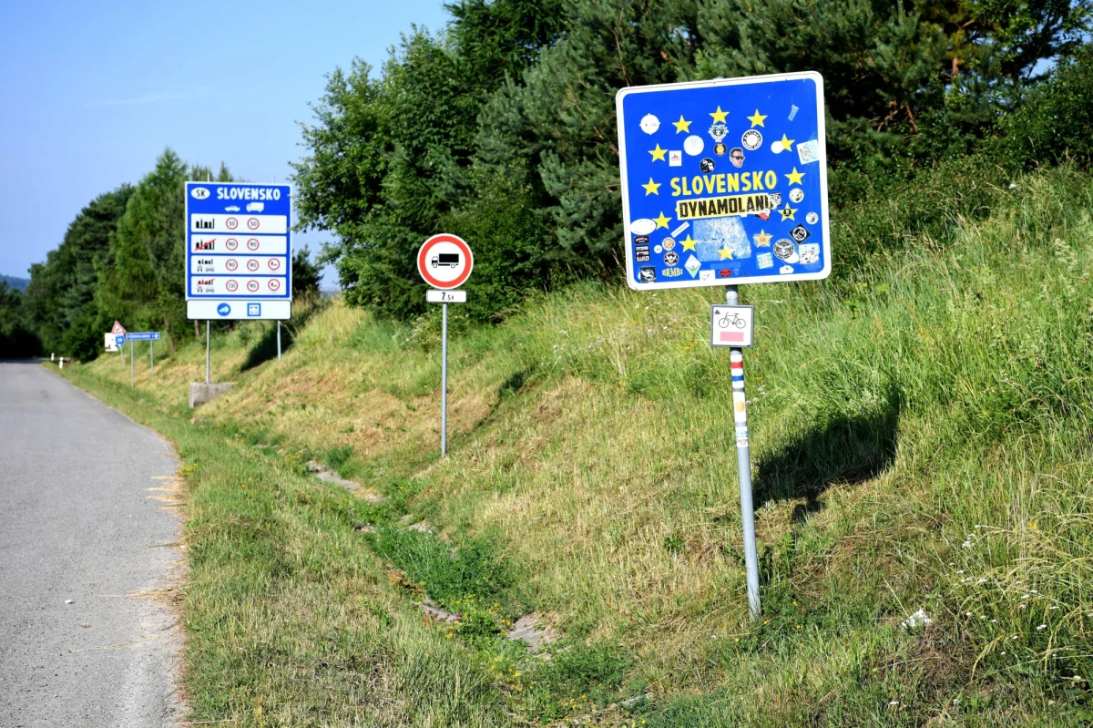Rząd Słowacji zdecydował w środę o wprowadzeniu wyrywkowych kontroli na granicy z Węgrami. To reakcja na kontrole na granicach Słowacji z Polską, Czechami i Austrią, które wprowadzono w związku ze wzrostem liczby nielegalnych migrantów przedostających się szlakiem bałkańskim na Słowację.