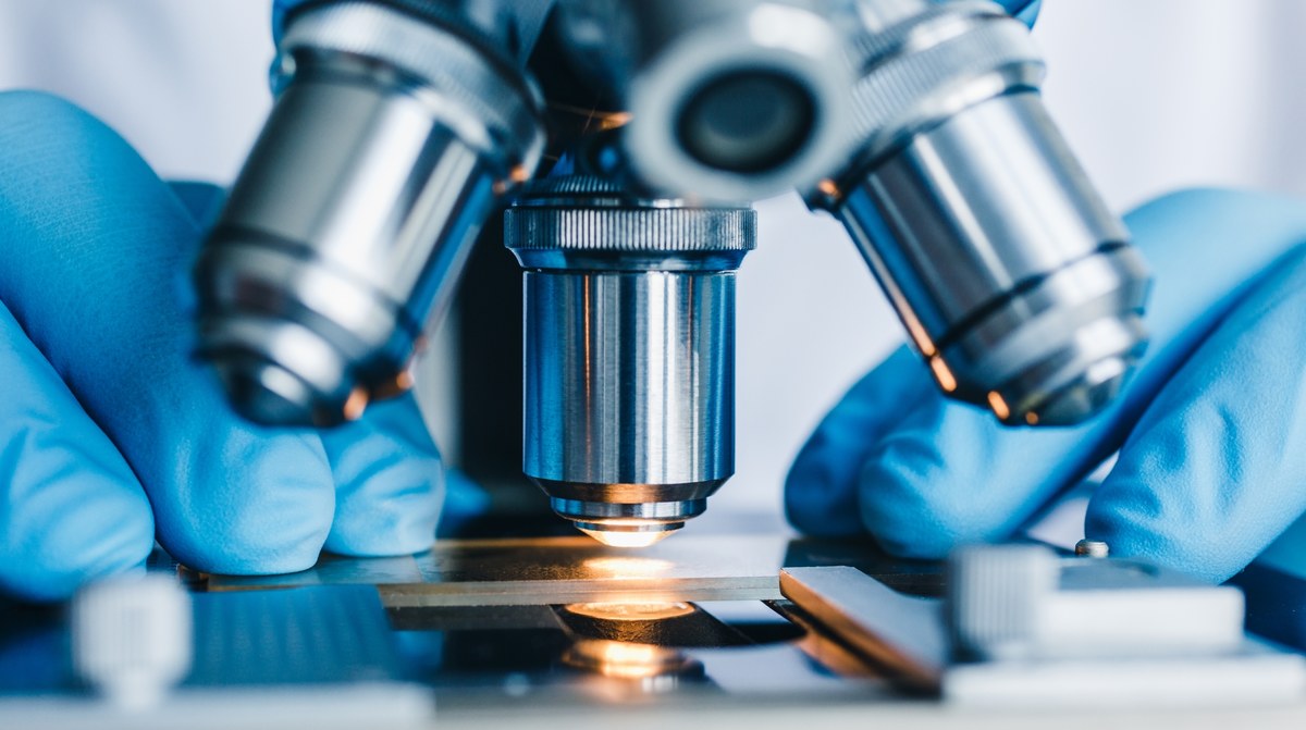 Królewska Szwedzka Akademia Nauk przyznała tegoroczną nagrodę Nobla w dziedzinie chemii za fundamentalne odkrycia w dziedzinie nanotechnologii. Nagrodę otrzymali Tunezyjczyk Moungi Bawendi, Amerykanin Louise Brus i Rosjanin Alexei Ekimov za opracowanie technologii tworzenia tak zwanych kropek kwantowych, czyli nanocząsteczek tak małych, że ich rozmiar determinuje właściwości.