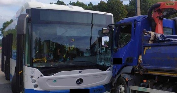 19 osób zostało poszkodowanych w wyniku zderzenia autobusu komunikacji miejskiej i ciężarówki w Rybniku (woj. śląskie), a osiem z nich zostało przewiezionych do szpitali - podały straż pożarna i policja.