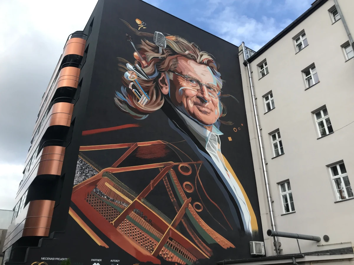 Zbigniew Wodecki ma swój mural w Katowicach. Wizerunek artysty pojawił się na jednym z budynków w centrum miasta, tuż przy głównej trasie kolejowej. Dziś oficjalnie go odsłonięto.