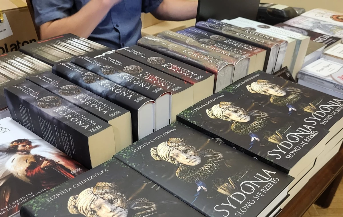 Tę historię znają mieszkańcy Pomorza, ale dla reszty kraju to zupełna nowość. Losy najsłynniejszej szczecińskiej czarownicy - Sydonii von Bork opowiedziała w swojej najnowszej powieści Elżbieta Cherezińska. Czy sądzona za domniemane czary Sydonia staje się nową ulubienicą czytelniczek i czytelników autorki "Hardej"? O tym z Elżbietę Cherezińską rozmawiała nasza reporterka Aneta Łuczkowska.