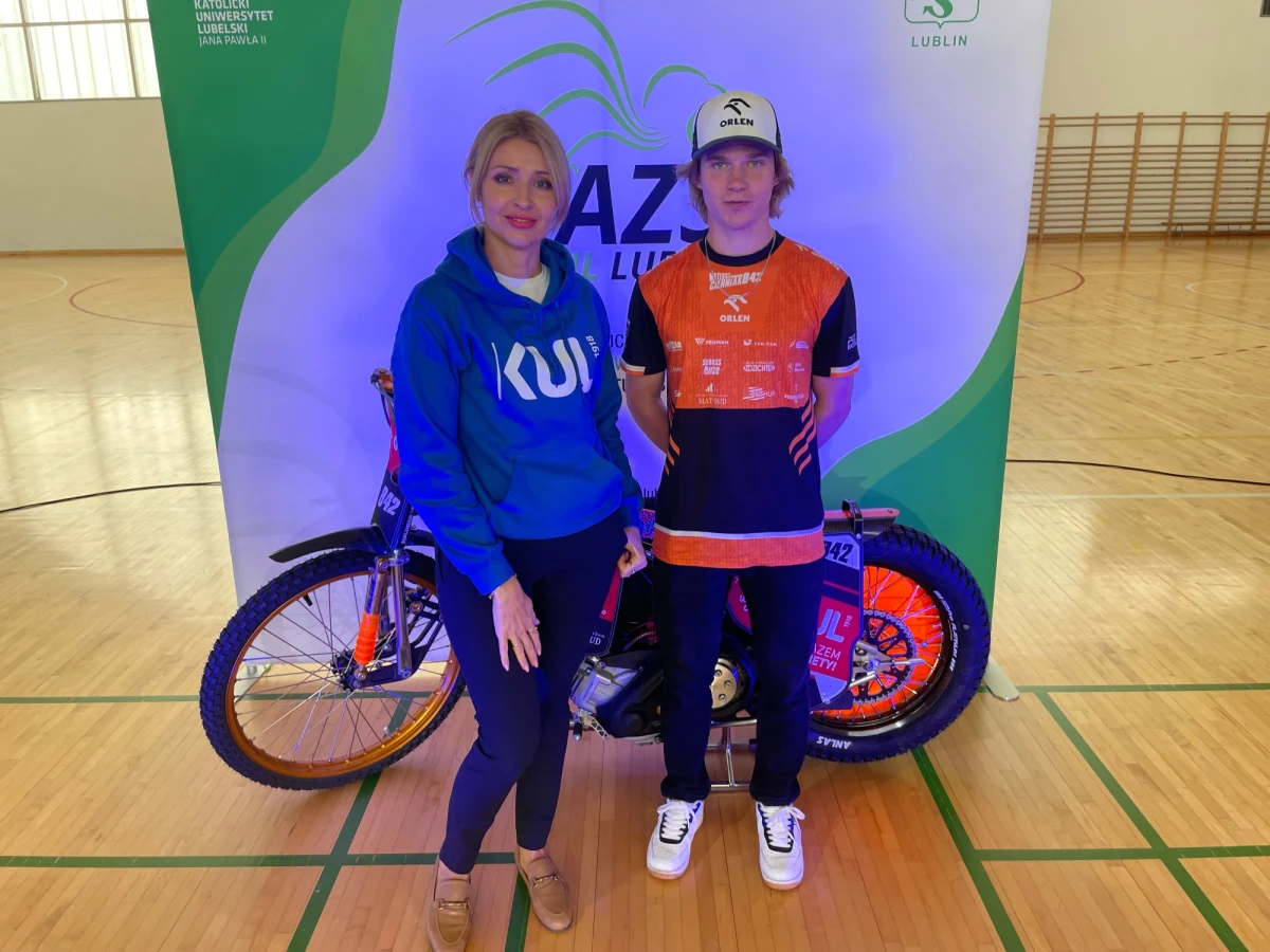 ​Mateusz Cierniak -  wschodząca gwiazda światowego żużla, zawodnik Mistrza Polski Platinum Motoru Lublin, indywidualny Mistrz Świata Juniorów -  rozpoczyna studia na Katolickim Uniwersytecie Lubelskim. Może liczyć, jak inni sportowcy na tej uczelni, na pomoc w organizacji zajęć.