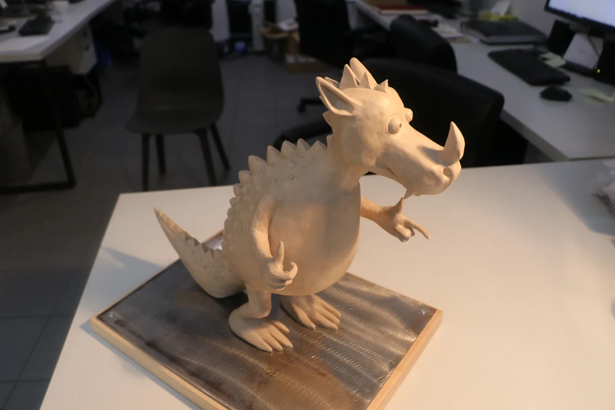 W Krakowie - wzorem wrocławskich krasnali - w przestrzeni miejskiej pojawią się małe smoki. Jeden ze zwycięskich projektów budżetu obywatelskiego zaliczył już jednak kilka opóźnień. Nowa atrakcja turystyczna miała się pojawić w 2022 roku, z okazji 50. rocznicy odsłonięcia rzeźby Smoka Wawelskiego na Bulwarach Wiślanych. Jak zapewniają miejscy urzędnicy, procedura jest w fazie finalizacji i już niebawem smoki będą mogły ujrzeć światło dziennie.