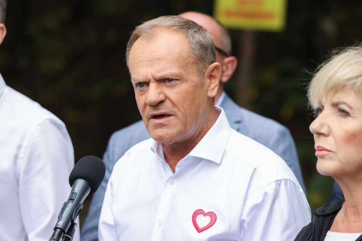 "Wróciłem do polskiej polityki nie po to, by zmieniać wiek emerytalny" - zapewniał w Zgierzu lider Platformy Obywatelskiej Donald Tusk. "Niech nikt nawet nie próbuje wmawiać komukolwiek, że ktoś chce podnieść wiek emerytalny. Ja na pewno nie" - podkreślił były premier. "Nie podniesiemy wieku emerytalnego, sprawa jest definitywnie zamknięta" - obiecywał. 