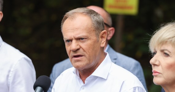 "Wróciłem do polskiej polityki nie po to, by zmieniać wiek emerytalny" - zapewniał w Zgierzu lider Platformy Obywatelskiej Donald Tusk. "Niech nikt nawet nie próbuje wmawiać komukolwiek, że ktoś chce podnieść wiek emerytalny. Ja na pewno nie" - podkreślił były premier. "Nie podniesiemy wieku emerytalnego, sprawa jest definitywnie zamknięta" - obiecywał. 