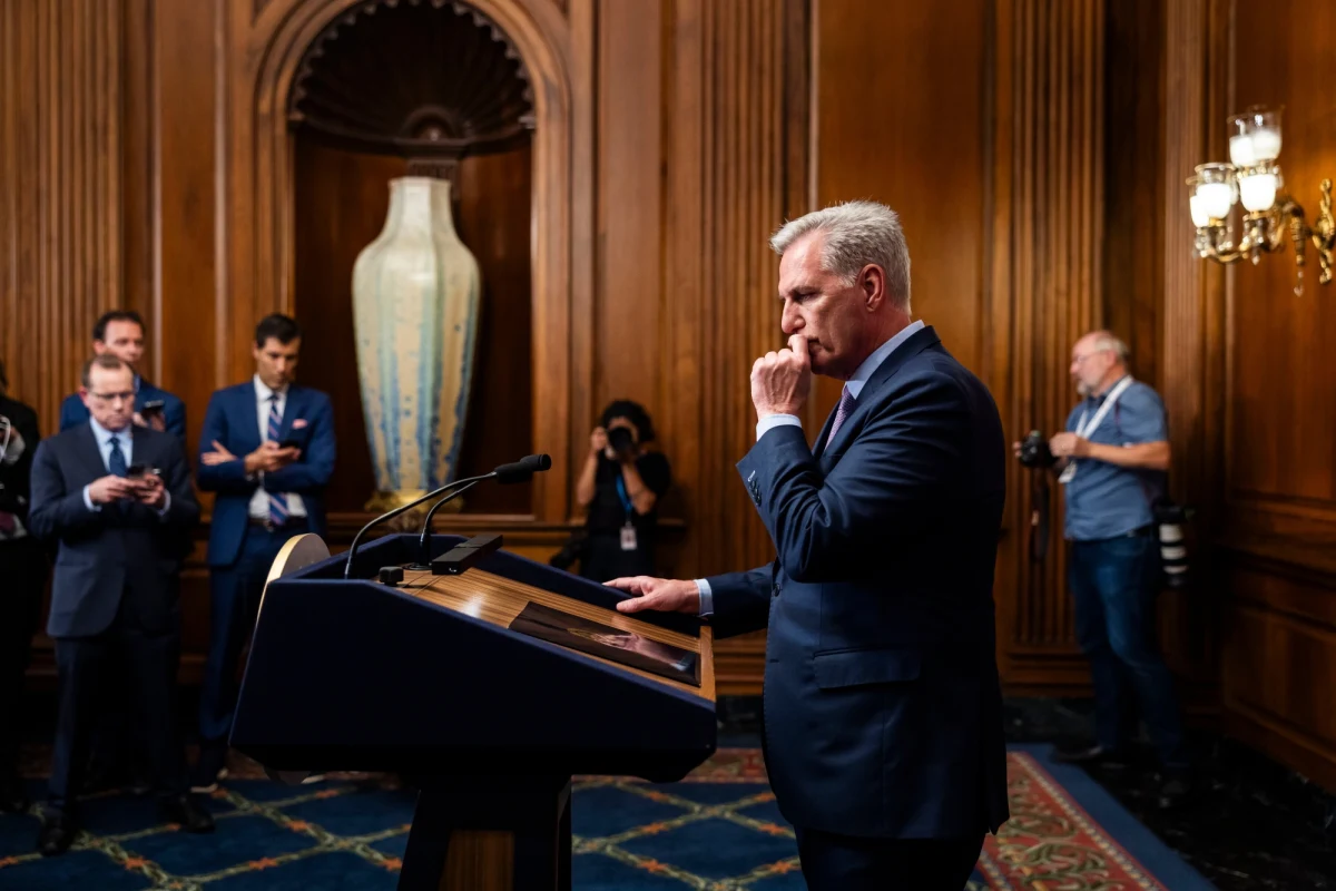 We wtorek Izba Reprezentantów USA zagłosowała za pozbawieniem funkcji spikera Kevina McCarthy'ego. „Pozycja McCarthy'ego nie była specjalnie mocna. Potrzeba było 15 głosowań, żeby to stanowisko otrzymał. Do czasu, aż nowy spiker Izby nie zostanie wybrany, wstrzymane są wszelkie prace, w tym prace nad budżetem i dalszym przedłużeniem finansowania rządu” – mówi Andrzej Kohut, amerykanista i prowadzący "Przegląd zagraniczny" w Radiu RMF24. W rozmowie z Piotrem Salakiem wyjaśnia, co było powodem odwołania republikańskiego polityka ze stanowiska spikera.