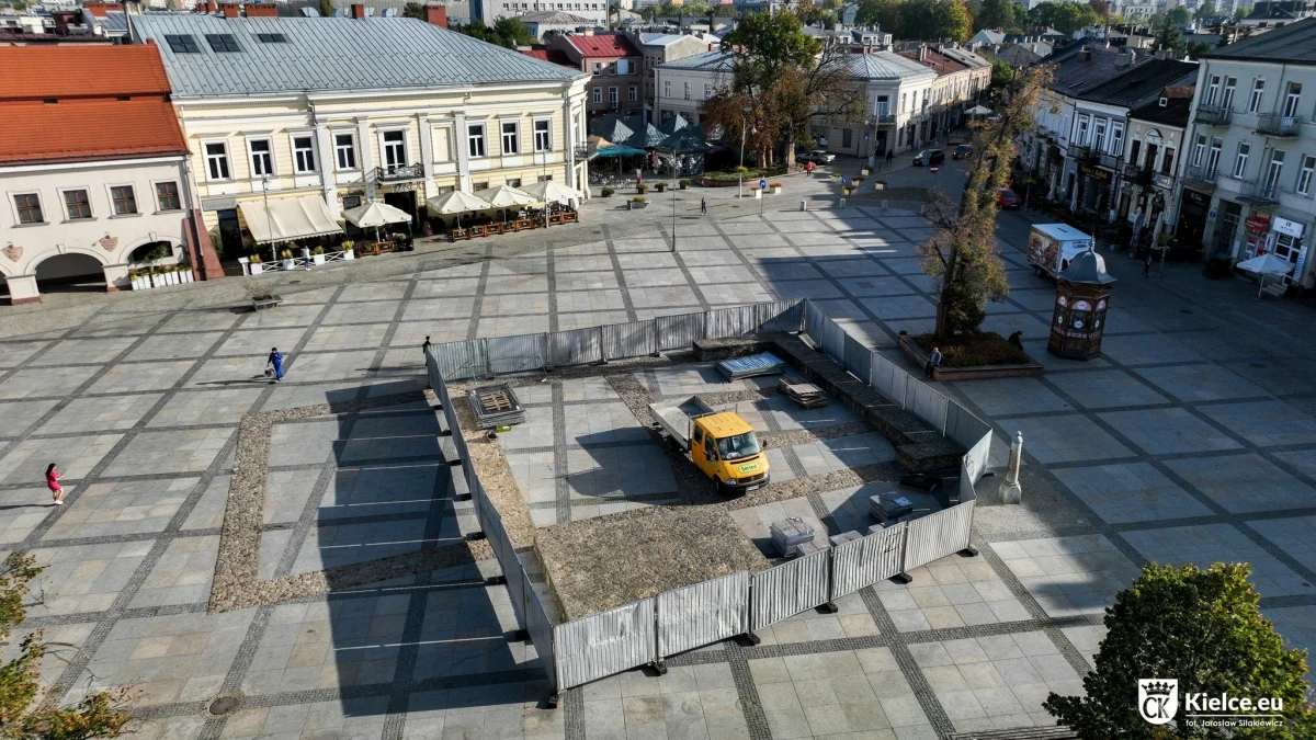 Na kieleckim Rynku rozpoczął się demontaż granitowych płyt i kostki brukowej. To wstęp do przebudowy głównego placu miasta. Inwestycja jest jednym z elementów tzw. zielonej rewitalizacji śródmieścia. Docelowo będzie tam więcej zieleni. 