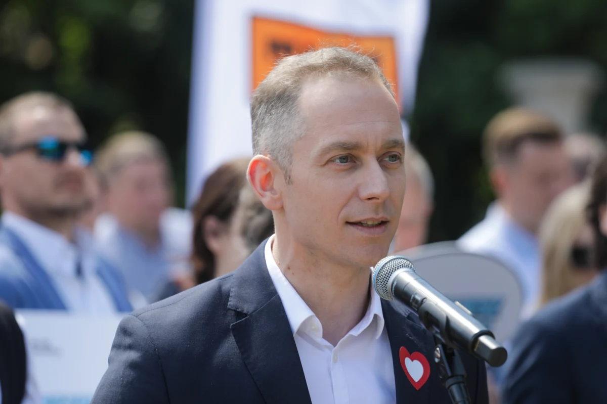 Koalicja Obywatelska poinformowała o złożeniu do prokuratury zawiadomienia o możliwości popełnienia przestępstwa przez premiera Mateusza Morawieckiego. “Swoją decyzją przeznaczył publiczne środki na kampanię referendalną PiS” – tłumaczył poseł KO Cezary Tomczyk. 