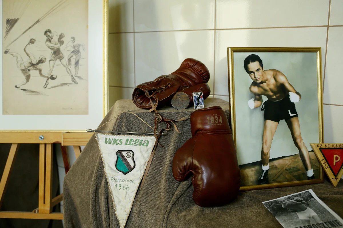 Tablica upamiętniająca Tadeusza „Teddy’ego" Pietrzykowskiego, pięściarza, żołnierza Wojska Polskiego, więźnia niemieckich obozów, w tym Auschwitz, trenera i nauczyciela wychowania fizycznego, została odsłonięta w budynku bielskiej szkoły podstawowej nr 33.