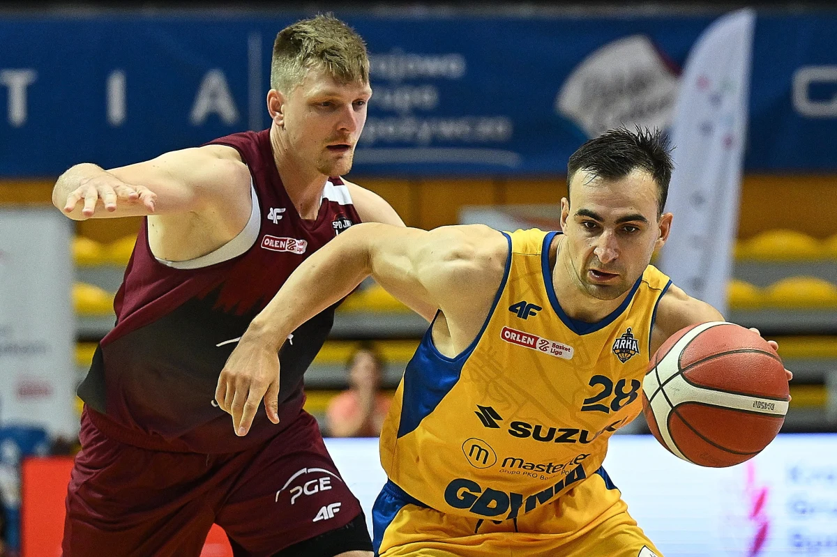 „To jest naprawdę fajna rzecz uczestniczyć w takim projekcie, który stawia na Polaków, głównie na młodych zawodników. Ma to zaowocować za kilka lat i wyprodukować naprawdę dobrych ligowców a może i reprezentantów naszego kraju. Sama praca w takiej drużynie to duża przyjemność” - mówi w rozmowie z RMF FM zawodnik Krajowej Grupy Spożywczej Arki Gdynia Przemysław Żołnierewicz. Koszykarz opowiedział o swojej roli w zespole, chęci sprawdzenia się w zagranicznej lidze i celach związanych z grą w reprezentacji Polski. 