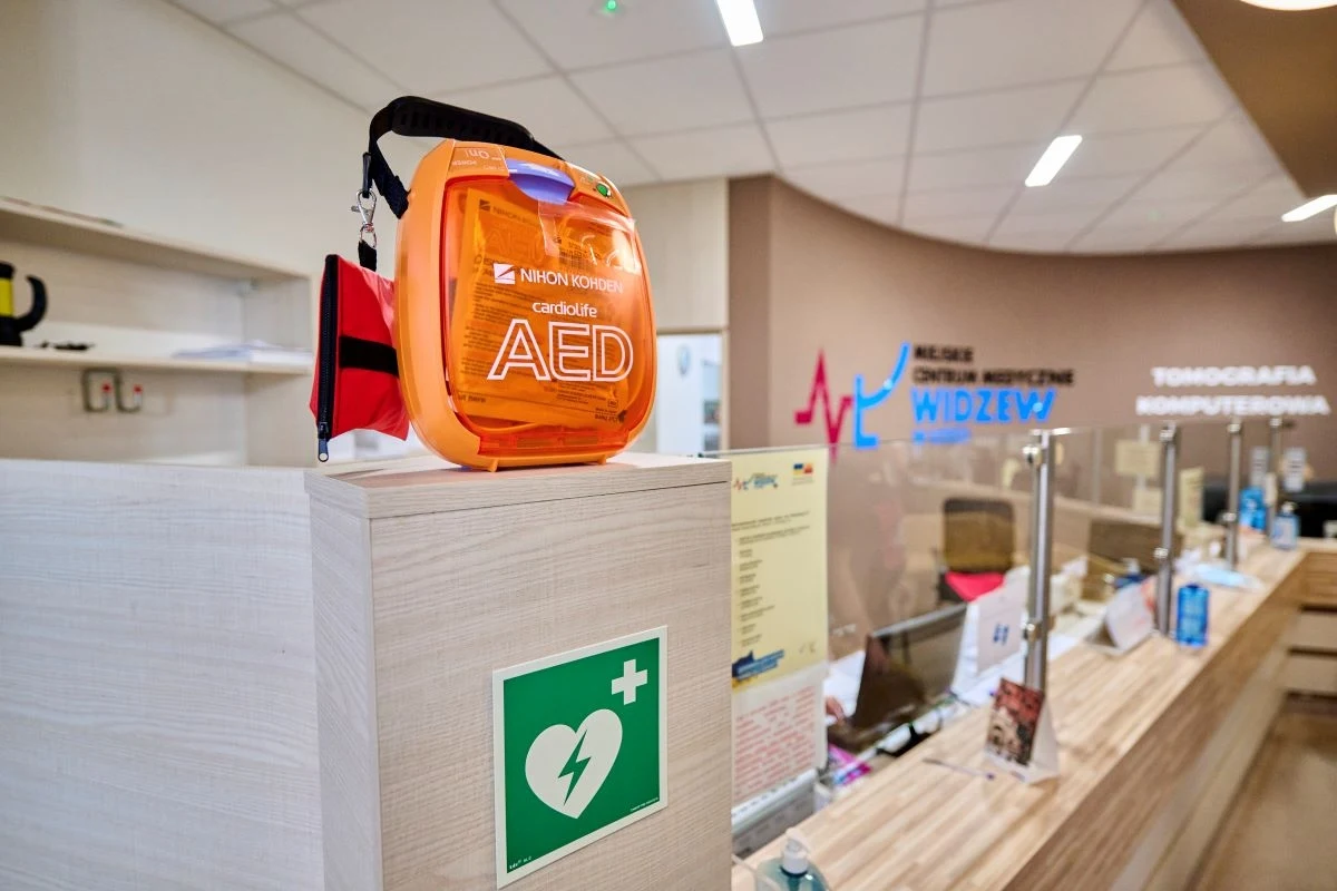 Jesteś świadkiem zasłabnięcia lub wypadku? Możesz pomóc osobie potrzebującej. W całej Łodzi znajduje się 87 defibrylatorów. Zlokalizowanie ich nie powinno stanowić problemu. Wystarczy skorzystać z mapy przygotowanej przez Urząd Miasta Łodzi.