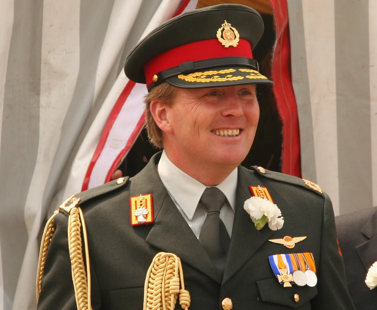 Premier Mark Rutte powinien zbadać nazistowską przeszłość księcia Bernharda - zaapelowali w środę parlamentarzyści kilku ugrupowań, a także organizacje żydowskie. „To kolejne odkrycie, które dodaje nową czarną kartę do bolesnej części najnowszej historii Holandii” – oświadczyła Naomi Mestrum, dyrektor Centrum Informacji i Dokumentacji Izraela (CIDI) w Amsterdamie.