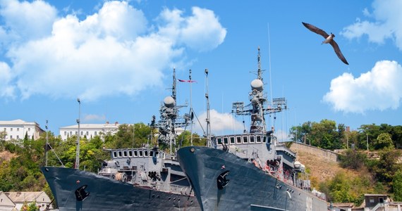 Rosja wycofała większość okrętów swojej Floty Czarnomorskiej z Sewastopola do innych baz w Rosji i na Krymie - podał w środę "Wall Street Journal", powołując się na zachodnich oficjeli i zdjęcia satelitarne. Według dziennika to wynik ukraińskich ataków na Krymie.