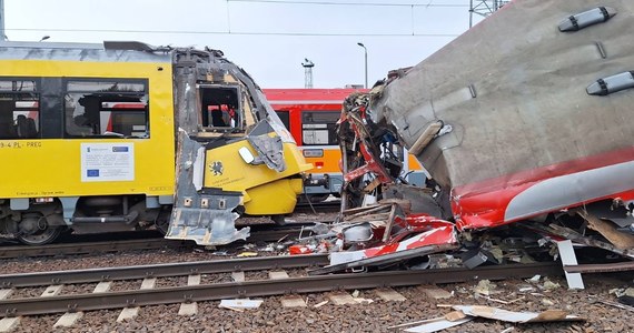 Do czołowego zderzenia pociągów doszło o poranku w Gdyni. Zostało poszkodowanych pięć osób, stan jednej z nich jest ciężki. Prawdopodobną przyczyną był błąd ludzki. 