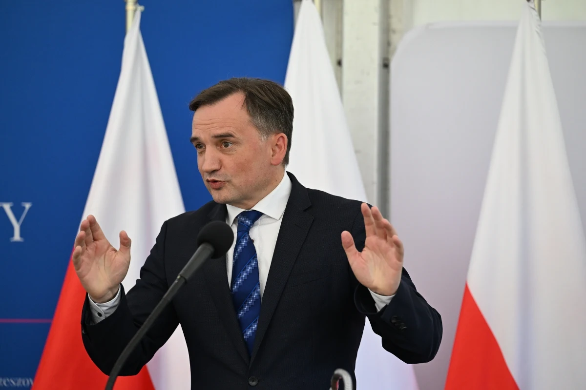 Zastępca prokuratora generalnego wysłał pismo do prokuratora generalnego Niemiec ws. doniesień dotyczących tzw. afery wizowej w Polsce. "Skala korupcji została gigantycznie wyolbrzymiona. Nieprawdziwe doniesienia były powielane przez część mediów w Niemczech, a za nimi kanclerza Niemiec Olafa Scholza" - pisze zastępca Zbigniewa Ziobry.