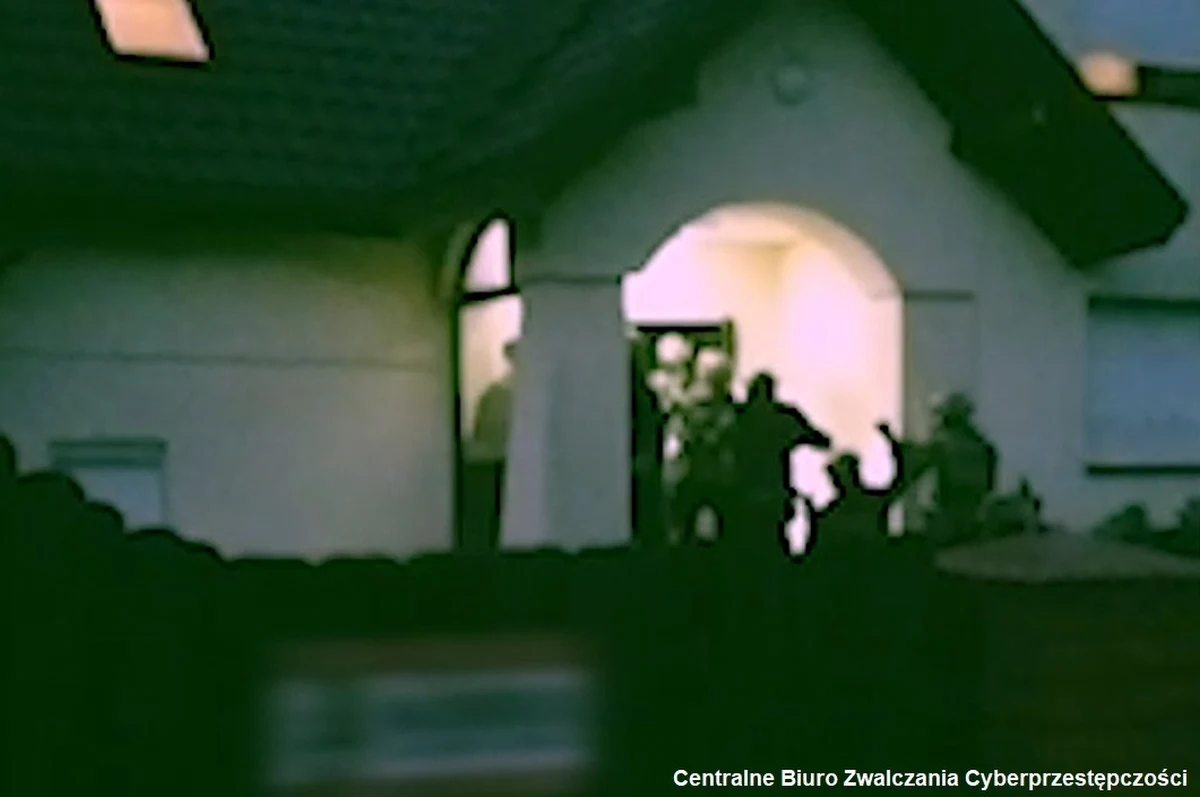 121 zarzutów dotyczących udziału w zorganizowanej grupie przestępczej, prania pieniędzy, oszustw internetowych, fałszowania dokumentacji i wyłudzeń kredytu usłyszało 17 osób zatrzymanych przez funkcjonariuszy Centralnego Biura Zwalczania Cyberprzestępczości. W akcji brało udział 120 mundurowych z jednostek policji w całym kraju.