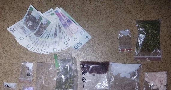 2,5 kilograma narkotyków przejęła policja w jednym z mieszkań w centrum Wrocławia. Mundurowi zatrzymali również dwóch mężczyzn z wieku 20 i 22 lata, którzy są podejrzani o posiadanie środków odurzających - grozi im nawet do 10 lat pozbawienia wolności.
