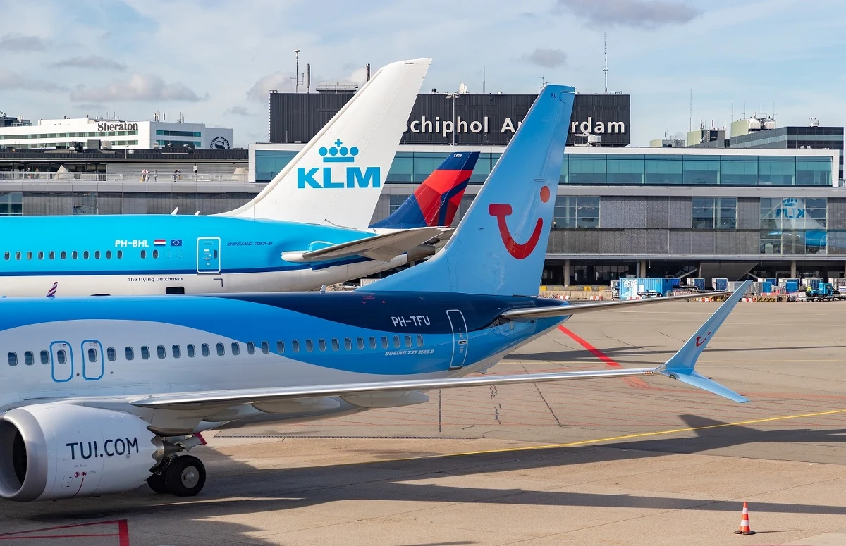 Sześciu Polaków, pijących alkohol i awanturujących się w samolocie, aresztowano na lotnisku Schiphol w Amsterdamie.
