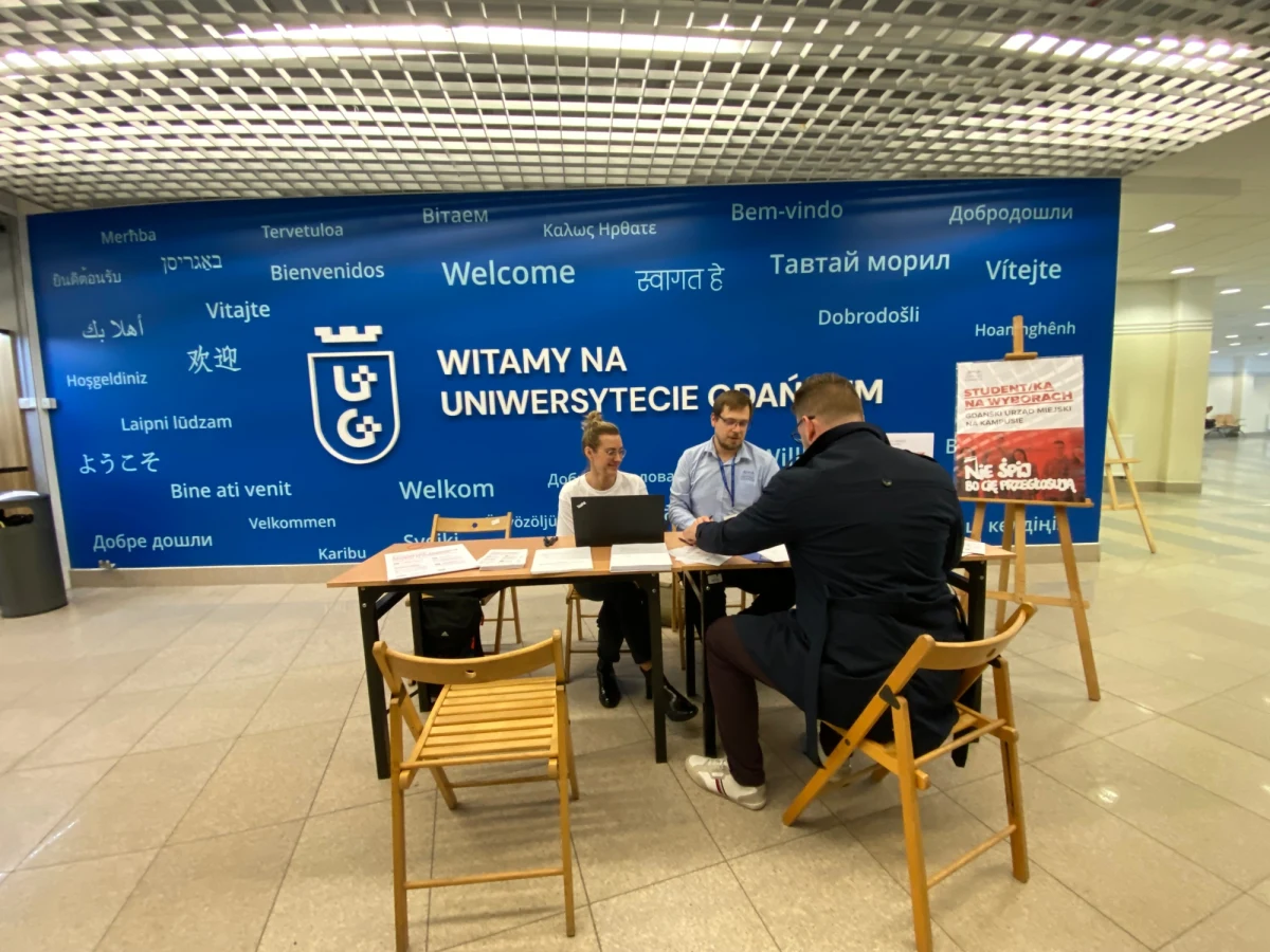 W czwartek, 5 października, w godzinach 9-14, przy wejściu głównym Wydziału Nauk Społecznych Uniwersytetu Gdańskiego będzie można skorzystać z mobilnego punktu Urzędu Miejskiego w Gdańsku - studenci będą mogli dopisać się tam do spisu wyborców, a także umówić się na odbiór zaświadczenia do głosowania.