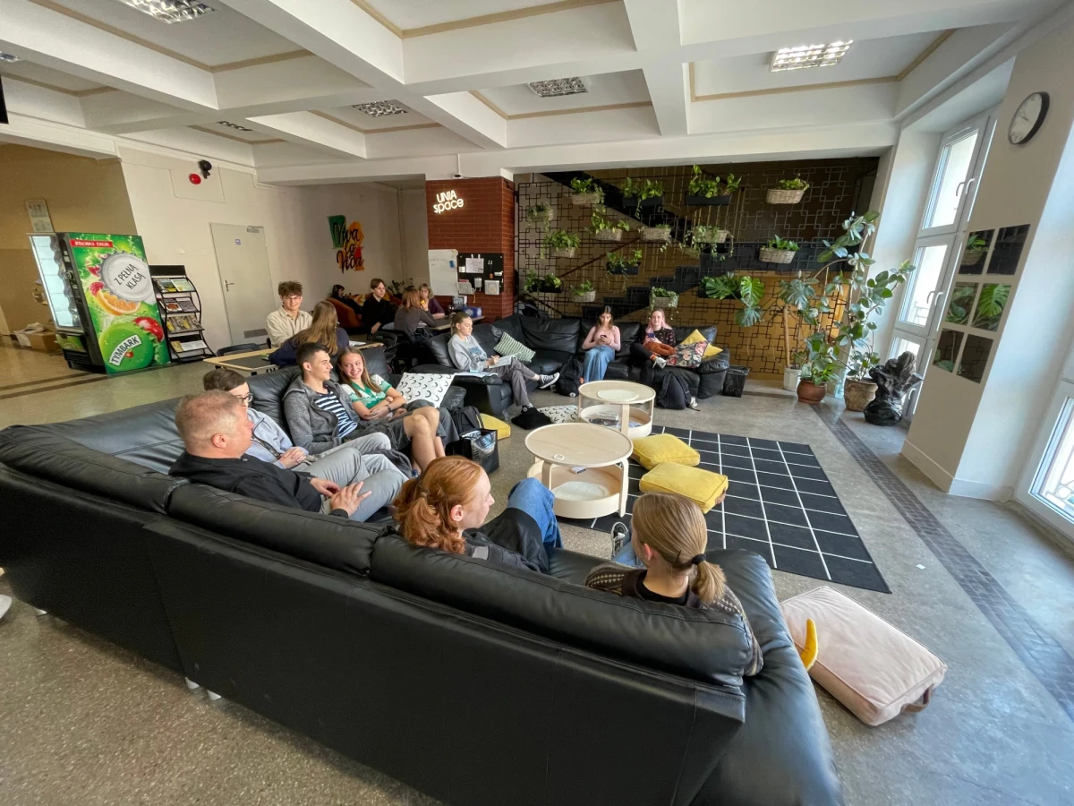 W kilku lubelskich szkołach urządzono miejsca do odpoczynku i spotkań uczniów. W III Liceum Ogólnokształcącym im. Unii Lubelskiej powstała ściana z roślinami wytwarzającymi tlen i oczyszczającymi powietrze. Powstała też przytulna, jak na szkołę, strefa relaksu z miękkimi kanapami.