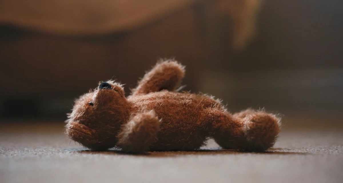 Przyczyną śmierci miesięcznego chłopca z podwarszawskiego Błonia nie była przemoc - takie są wstępne wyniki sekcji zwłok noworodka, do których dotarł reporter RMF FM. Przedwczoraj rodzice wezwali pogotowie do dziecka, a lekarz stwierdził zgon. Rodziców zatrzymano, bo byli pod wpływem alkoholu.