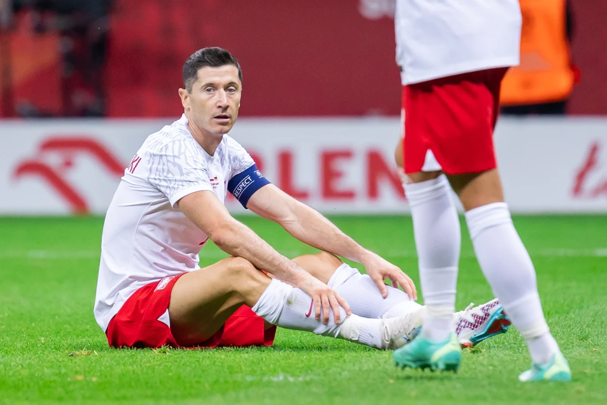 Robert Lewandowski nie pojawi się na najbliższym zgrupowaniu reprezentacji Polski - przekazał rzecznik PZPN Jakub Kwiatkowski. Polski napastnik doznał kontuzji w meczu Ligi Mistrzów między FC Porto a FC Barceloną. 