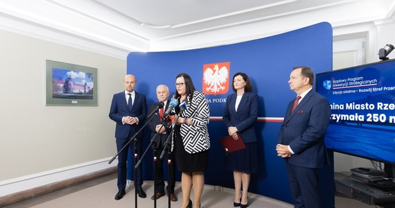 250 mln złotych z Rządowego Programu Inwestycji Strategicznych (RPIS) otrzymał Rzeszów na budowę ostatniego elementu północnej obwodnicy. "Bardzo cieszę się, że nasze argumenty o tym, jak ważną rolę obecnie odgrywa Rzeszów i jaką będzie odgrywał w przyszłości jako hub gospodarczy dla odbudowy Ukrainy, znalazły uznanie i odzwierciedlenie w tak dużej dotacji" - powiedział prezydent miasta Konrad Fijołek.