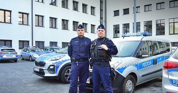 Szczęśliwy finał dramatycznej interwencji policjantów z komisariatu w Szczawnie-Zdroju. Podjęli ją na prośbę starszej kobiety, matki 54-latka. Była zaniepokojona brakiem kontaktu ze schorowanym synem. 