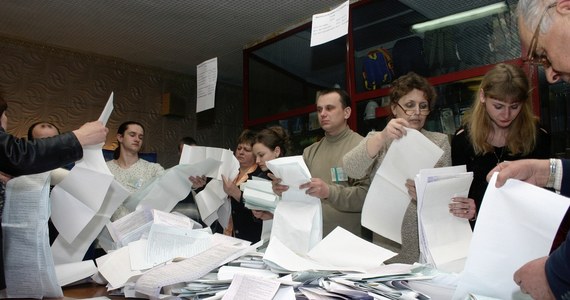 System używany do przeliczania oddanych głosów wyborczych na mandaty poselskie w Polsce nie jest proporcjonalny i faworyzuje większe partie polityczne - zauważa w rozmowie w Radiu RMF24 prof. Piotr Skowron z Wydziału Matematyki, Informatyki i Mechaniki  Uniwersytetu Warszawskiego. "Zamysł systemu liczenia głosów w Polsce, a u nas jest używana metoda  D’Hondta,  jest taki żeby ten system był rzeczywiście proporcjonalny. Nasze intuicyjne rozumienie proporcjonalności jest tutaj takie, że jeżeli dana partia polityczna uzyskała powiedzmy 20 proc. głosów w wyborach, to powinna również uzyskać 20 proc. miejsc w parlamencie. Natomiast problem polega na tym, że w Polsce staramy się być proporcjonalni względem dwóch kryteriów - względem tej politycznej afiliacji i względem regionów wyborczych. W każdym z regionów wyborczych stosowana jest metoda  D’Hondta niezależnie. Ta metoda  D’Hondta rzeczywiście jest proporcjonalna, ale jeżeli mamy do czynienia z ułamkowymi miejscami w parlamencie, to je troszeczkę zaokrągla i zaokrągla je na korzyść większych partii politycznych" - tłumaczy prof. Piotr Skowron.