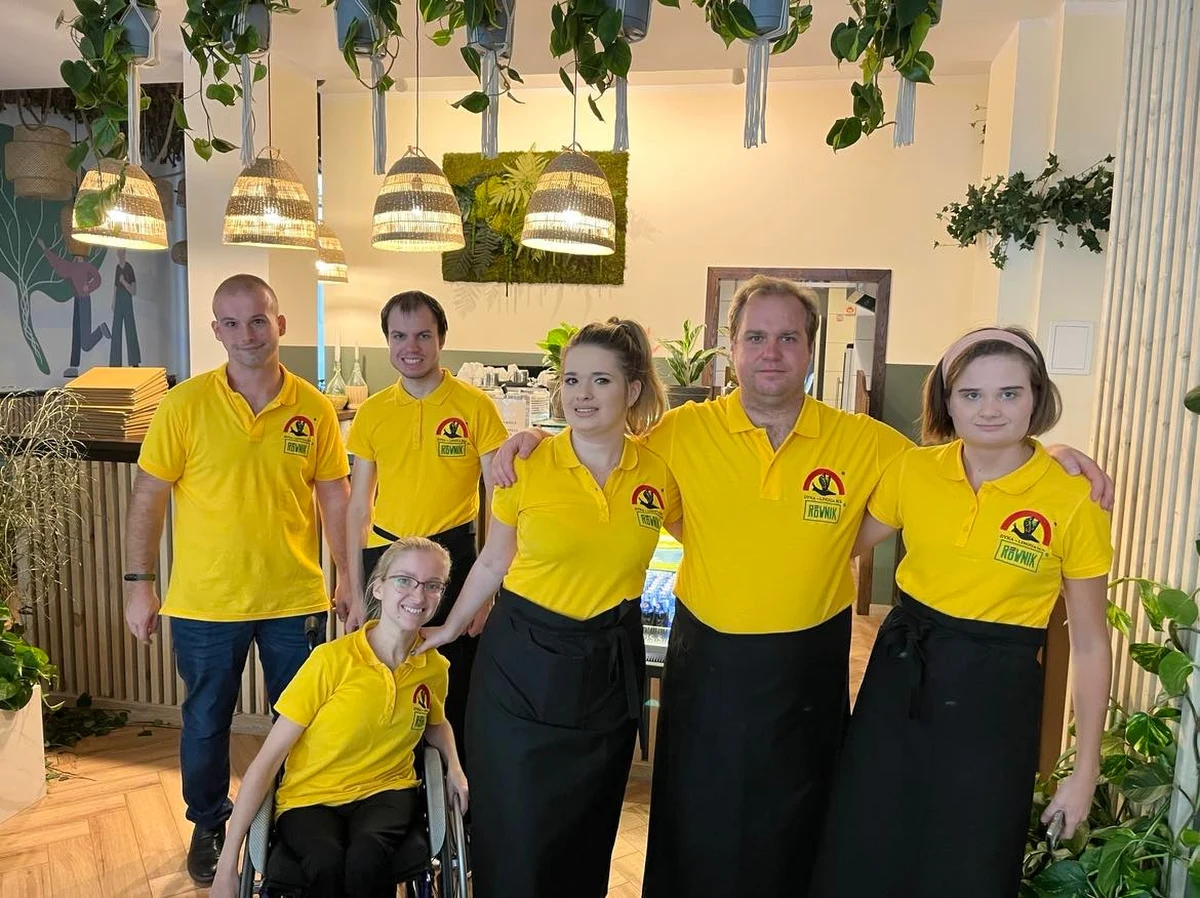 Cafe Równik we Wrocławiu już otwarta po remoncie! Restauracja to wyjątkowe miejsce, w którym pracują osoby niepełnosprawne. Dla nich to nie tylko praca, ale też terapia. Nowe wnętrze jeszcze bardziej napędza do działania. 
