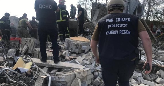 Rosjanie ostrzelali kawiarnię i sklep we wsi Hroza w obwodzie charkowskim. Zginęło co najmniej 51 osób. Jak poinformowało ukraińskie Ministerstwo Spraw Wewnętrznych, Rosjanie do ataku najprawdopodobniej użyli rakiety Iskander.