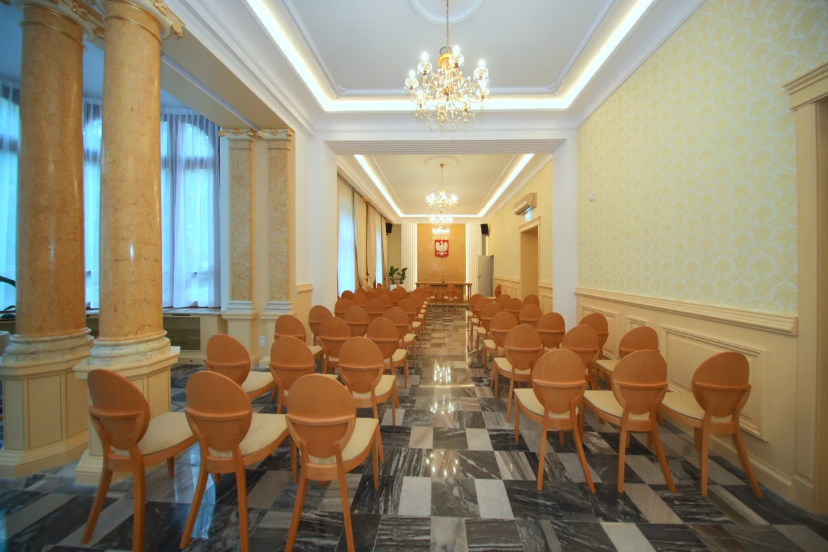 Zakończył się kompleksowy remont Urzędu Stanu Cywilnego w Łodzi. W budynku wymieniono instalację. Zmieniona została aranżacja wnętrz: w Sali Ślubów ściany zdobi teraz beżowa tapeta. Sala, w której nowożeńcy odbierają gratulacje, ma oliwkową kolorystykę.

