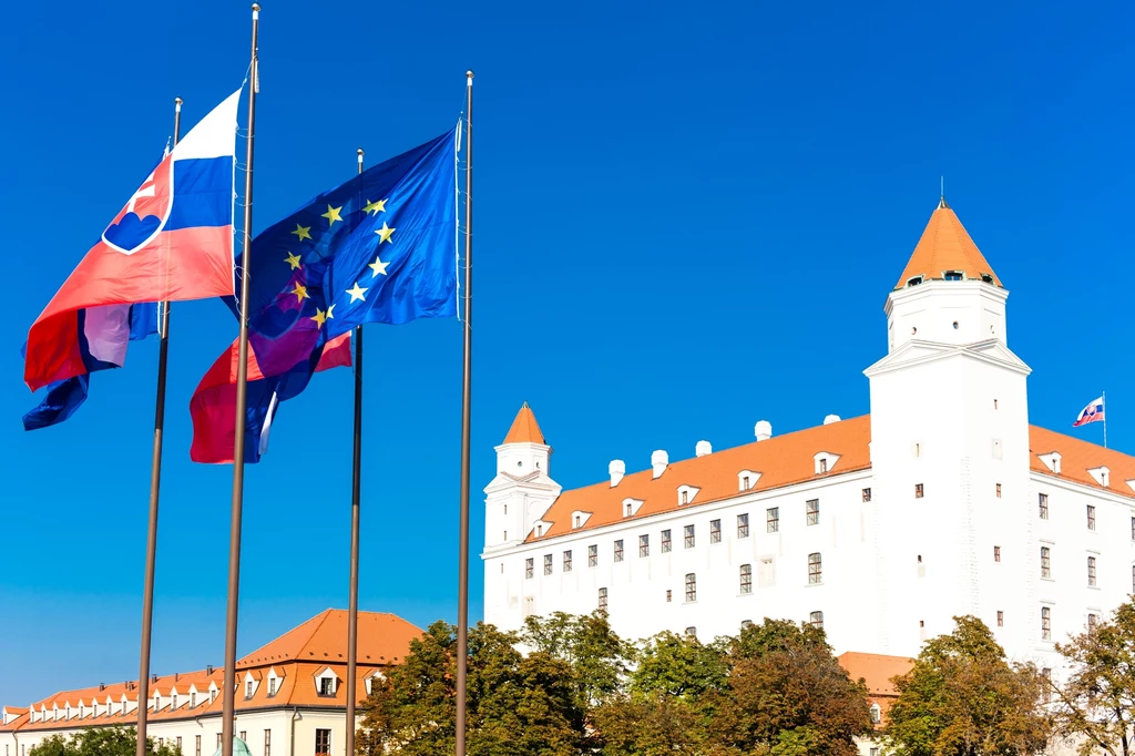 Zamek i flagi Słowacji oraz Unii Europejskiej w stolicy Słowacji Bratysławie