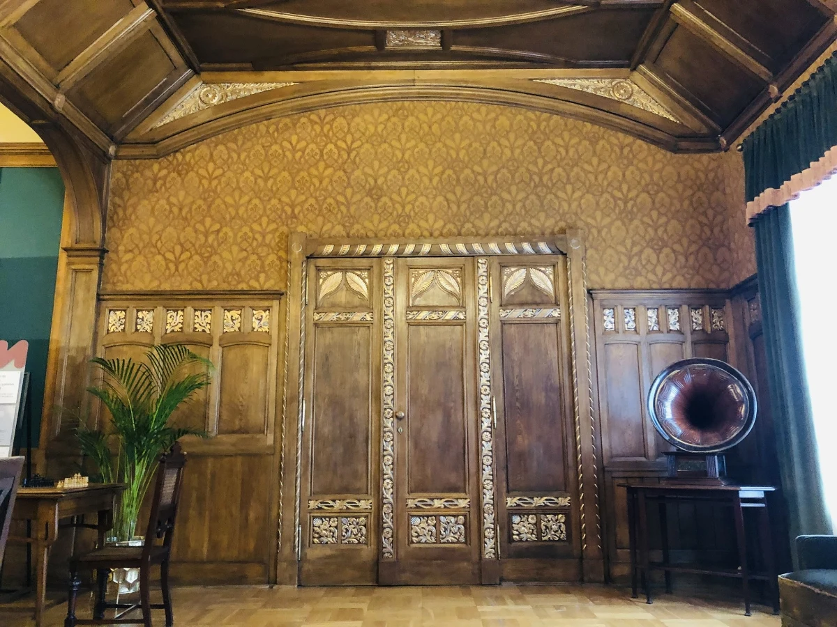 Od dziś można zachwycać się "złotą komnatą" w Pałacu Poznańskich w Łodzi. Sala Arkadkowa, która pełni funkcję pokoju karcianego, została udostępniona zwiedzającym po przeszło dwumiesięcznych pracach konserwatorskich. Nowy wystrój i kolorystykę udało się przywrócić m.in. dzięki odkryciu oryginalnej tapety z 1903 roku. 