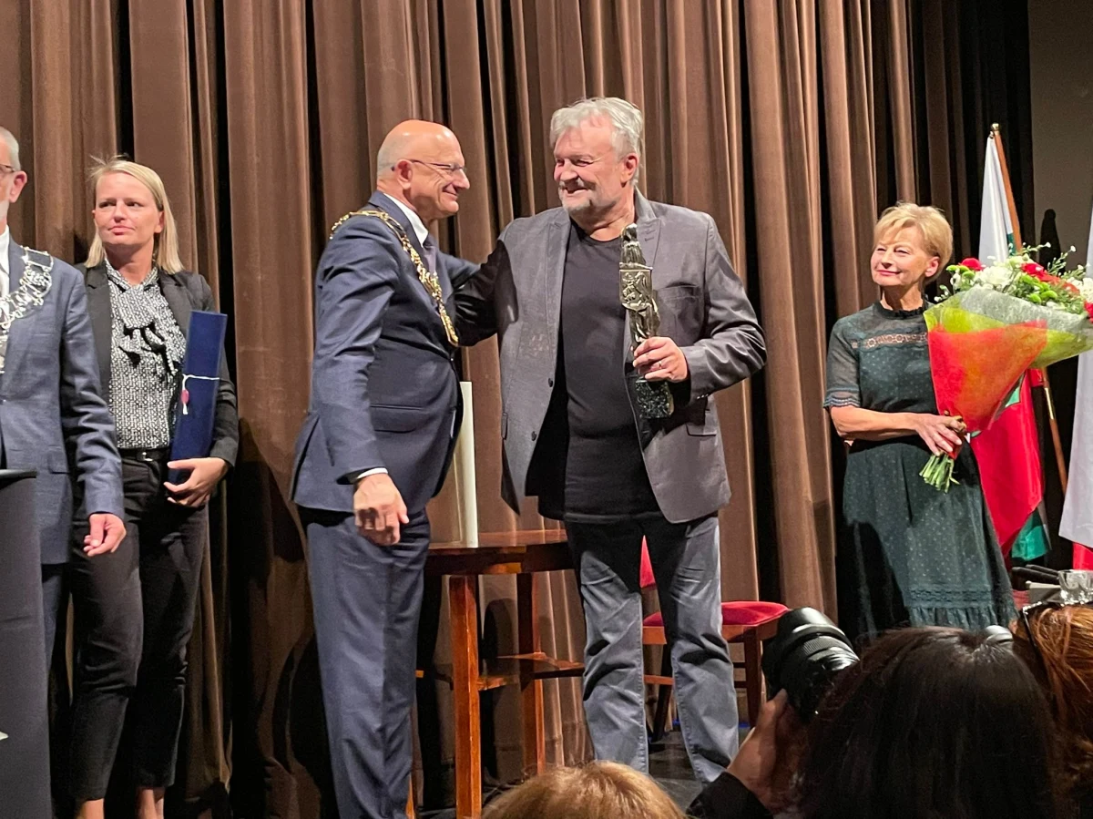 Akt nadania honorowego obywatelstwa Lublina wręczono Krzysztofowi Cugowskiemu, muzykowi rockowemu, współzałożycielowi i wieloletniemu wokaliście zespołu Budka Suflera.