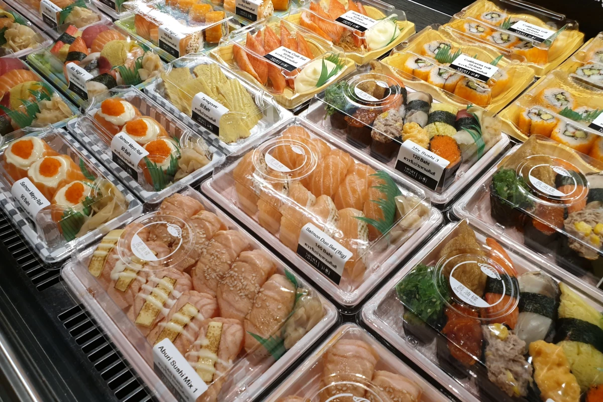 Policjanci z Gdańska zatrzymali 35-letniego mężczyznę, który przed spotkaniem z dziewczyną w jednym z supermarketów ukradł ser i sushi. Uciekając z kradzionym towarem wyciągnął nóż i zaczął grozić jego użyciem pracownikowi ochrony.