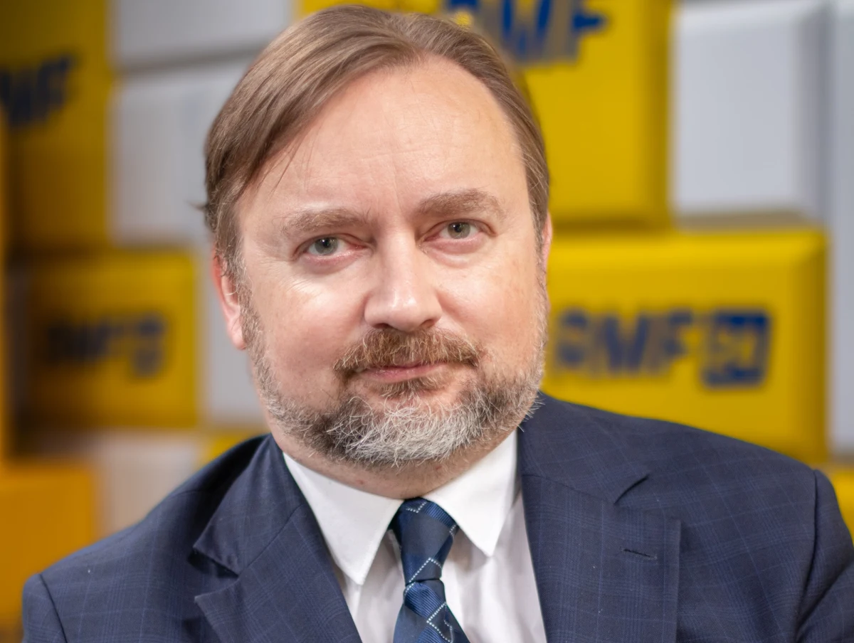 Paweł Szrot, szef gabinetu prezydenta Andrzeja Dudy, stwierdził w Popołudniowej rozmowie w RMF FM, że nie wierzy, aby Polska dostała z Unii Europejskiej „jakieś istotne pieniądze” na finansowanie pobytu ukraińskich uchodźców w naszym kraju. Prezydencki minister skomentował także niekorzystne dla PiS sondaże: „Zmobilizują naszych wyborców”.
