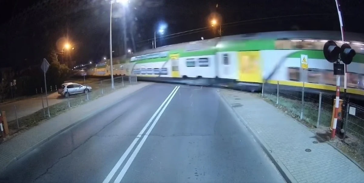 O krok od tragedii na przejeździe kolejowym w Płocku. Kierowca komunikacji miejskiej zatrzymał autobus chwilę przed tym, jak pojawił się rozpędzony pociąg. Nie zadziałała sygnalizacja świetlna, a szlabany nie były opuszczone. Według płockiej spółki, sytuacja była skrajnie niebezpieczna. O incydencie powiadomiono policję.