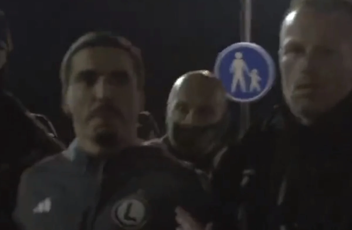Do szokujących scen doszło w holenderskim Alkmaar po czwartkowym meczu miejscowego klubu z Legią Warszawa. Dwaj piłkarze Legii Josue i Radovan Pankov w kajdankach trafili do aresztu. Prezes klubu Dariusz Mioduski był szarpany i uderzony przez ochronę. Holenderskie media twierdzą, że już przed meczem doszło do przepychanek fanów Legii z funkcjonariuszami.