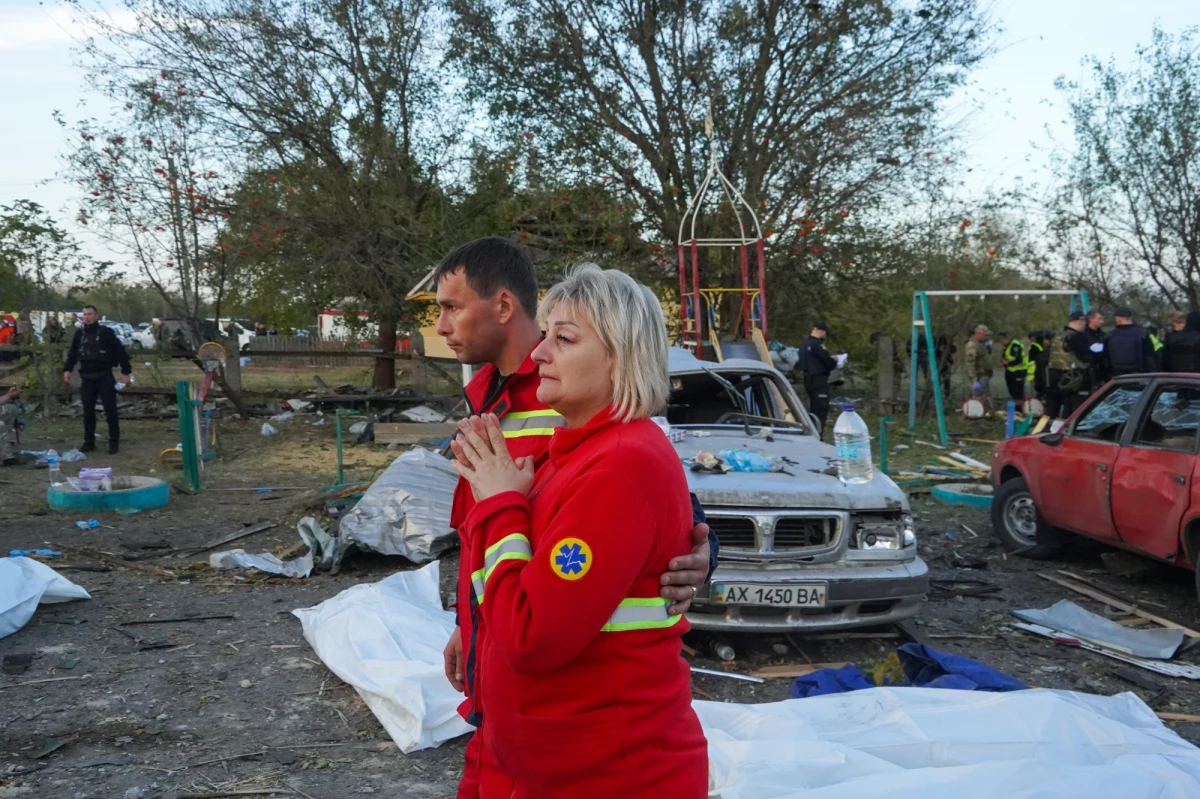 Przejawem absolutnego zła nazwał prezydent Ukrainy rosyjski atak na wieś Hroza w obwodzie charkowskim. Rakieta Iskander spadła na restaurację, w której trwała stypa po pogrzebie jednego z mieszkańców. Zginęło 51 osób.