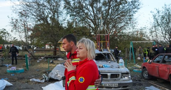 Przejawem absolutnego zła nazwał prezydent Ukrainy rosyjski atak na wieś Hroza w obwodzie charkowskim. Rakieta Iskander spadła na restaurację, w której trwała stypa po pogrzebie jednego z mieszkańców. Zginęło 51 osób.