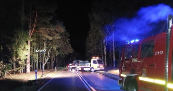 Dwie osoby zginęły w wypadku na drodze krajowej 58 koło Szczytna w Warmińsko-Mazurskiem. Jedna osoba została zabrana do szpitala. W momencie wypadku w aucie znajdowała się również czwarta osoba - uciekła ona z miejsca zdarzenia.