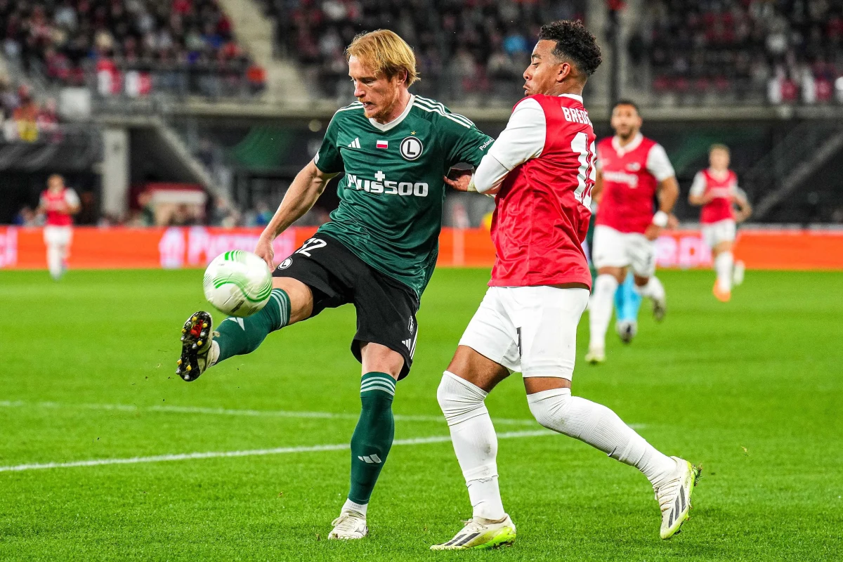 Ekipa warszawskiej Legii zgodnie z planem, ale bez zatrzymanych przez holenderską policję piłkarzy Josue i Radovana Pankova wraca do kraju po meczu Ligi Konferencji z AZ Alkmaar - poinformował rzecznik stołecznego klubu Bartosz Zasławski. Do skandalu po wczorajszym spotkaniu odniósł się także Łukasz Wachowski, sekretarz generalny PZPN. Zatrzymanymi piłkarzami ma się teraz zająć holenderska prokuratura. 