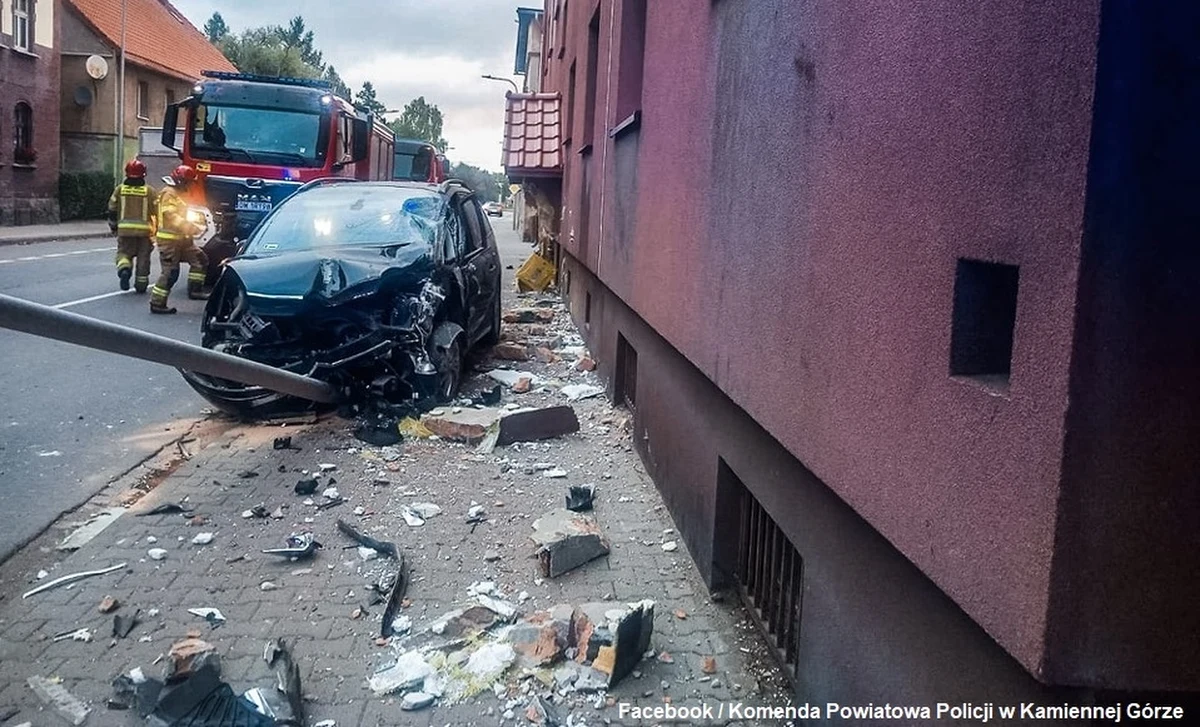 Chwile grozy przy jednej z ulic w Kamiennej Górze na Dolnym Śląsku. 36-kierująca samochód osobowy zasnęła za kierownicą i wjechała w budynek mieszkalny.