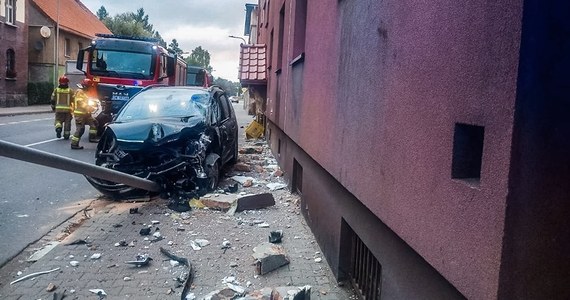 Chwile grozy przy jednej z ulic w Kamiennej Górze na Dolnym Śląsku. 36-kierująca samochód osobowy zasnęła za kierownicą i wjechała w budynek mieszkalny.