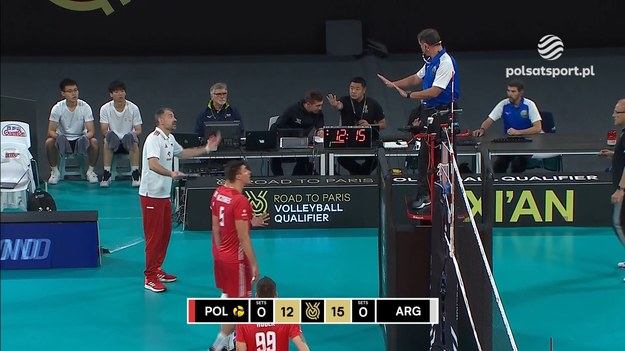 Fragment meczu Polska - Argentyna w kwalifikacjach olimpijskich siatkarzy. W pierwszym secie wywołało się zamieszanie związane z błędnym wynikiem wyświetlanym na stoliku sędziowskim.