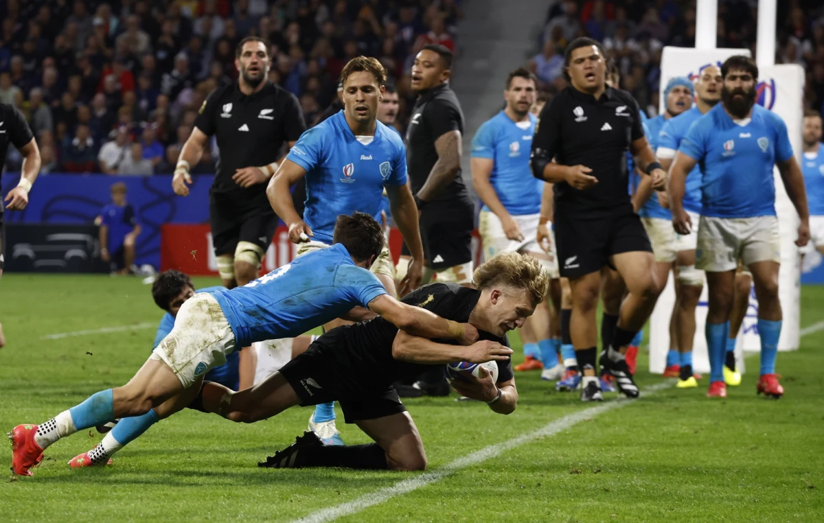 W weekend poznamy ostatnie rozstrzygnięcia fazy grupowej Pucharu Świata w rugby. Pozostało jeszcze kilka znaków zapytania. W sobotę w prestiżowym meczu zagrają Irlandczycy i Szkoci. W niedzielę o awans do ćwierćfinału powalczą w bezpośrednim spotkaniu Argentyńczycy i Japończycy. Blisko sukcesu jest także reprezentacja Fidżi. O tym, co czeka nas w najbliższych dniach Patryk Serwański rozmawiał z byłym rugbystą a dziś komentatorem - Mariuszem Liedelem.